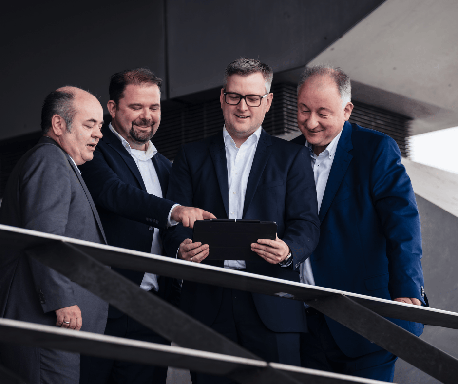 Geschäftsführer schauen gemeinsam auf ein Notebook